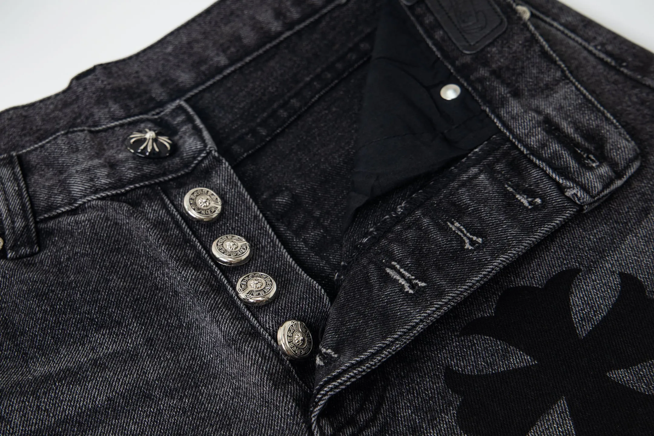 P240 Chrome Hearts Chrome Hearts Jeans Purple Matty Boy Sex Records Rivet Work Jeans CH Jeans need to be disassembled and washed before being dismantled and hand-stitched with sheepskin cross leather and then spliced ​​together. The whole piece has too many craftsmanship to explain. The cabinet price is 16W+, the patchwork cross pattern is embellished, and the high-waisted washed jeans! ! Absolutely high-end luxury products, 8W+ level god-level items, super popular products, made with top heavy industry, a magic weapon that cannot be missed. About Kroxin This is an extremely luxurious fashion brand, which can also be called the aristocrats of the high street. It has always been an exclusive brand for some hipsters or rich second generation. Compared with ordinary high streets, it is more luxurious and noble. Compared with luxury brands, it has a more fashionable personality and has always been a brand that I have a special liking for. Style number: 1761# Size: 28 30 32 34 36